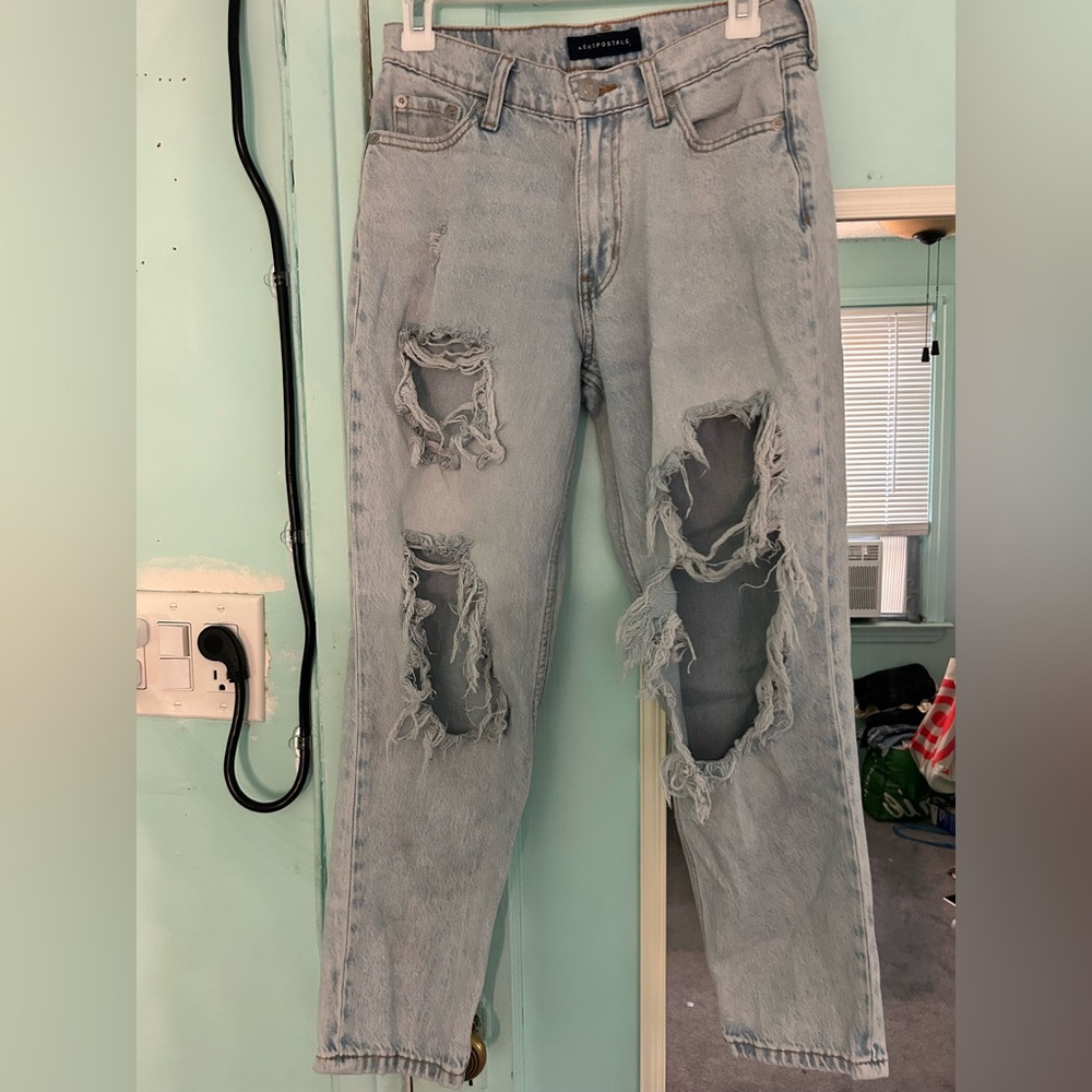 Aeropostale Light Wash Ripped Mom Jean